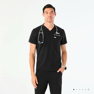 FIGS LEON Three-Pocket Scrub Top
